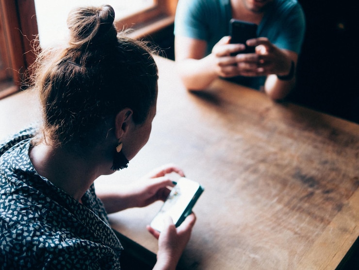 Social Media and Addiction Recovery: Navigating Triggers